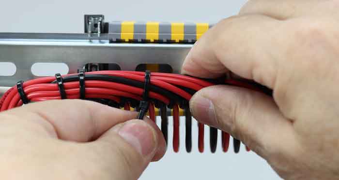 Elektriker Nr.1 führt Wartung aus